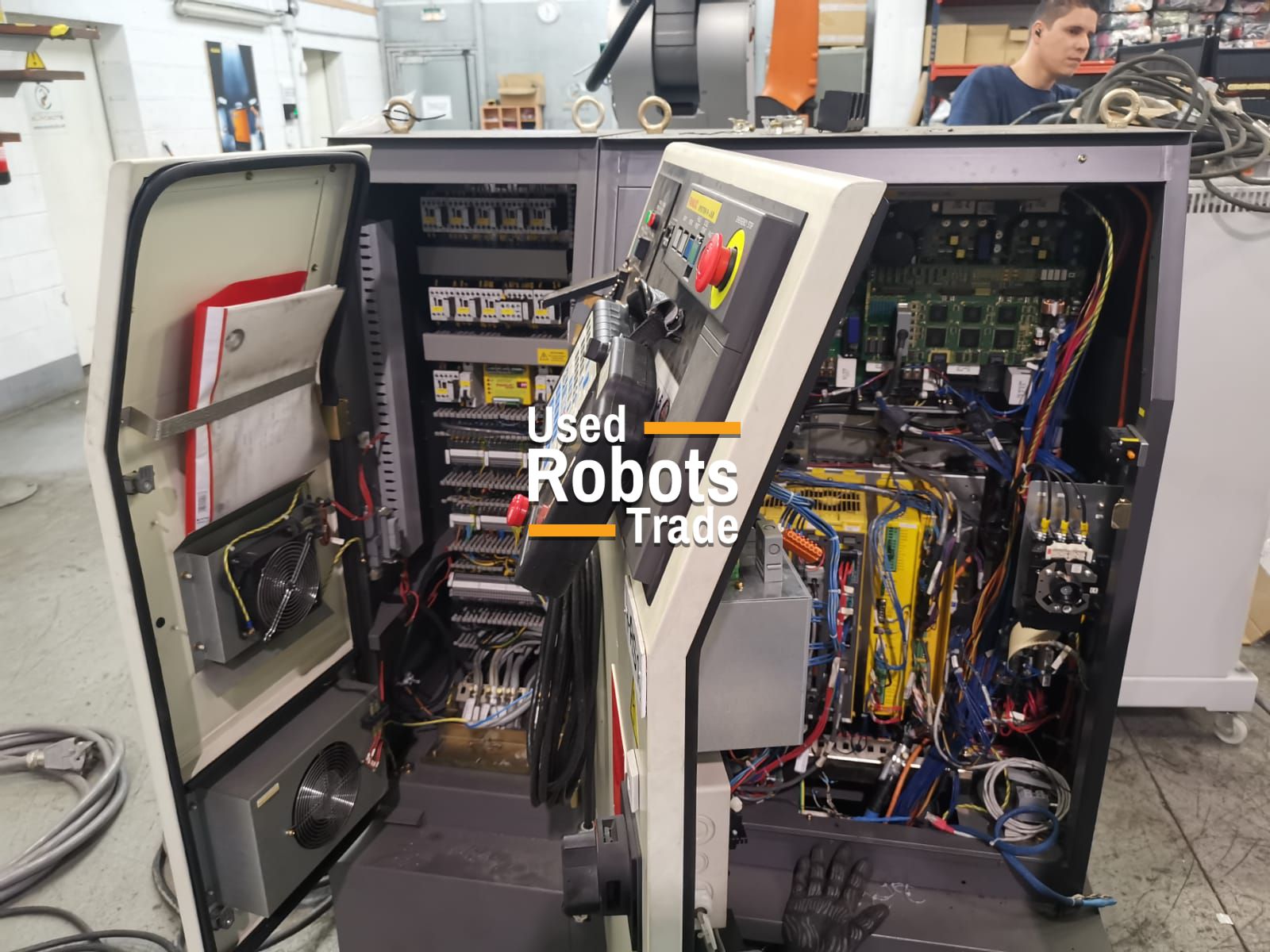 FANUC P-155 Lack mit Rj3iB Controller | UsedRobotsTrade